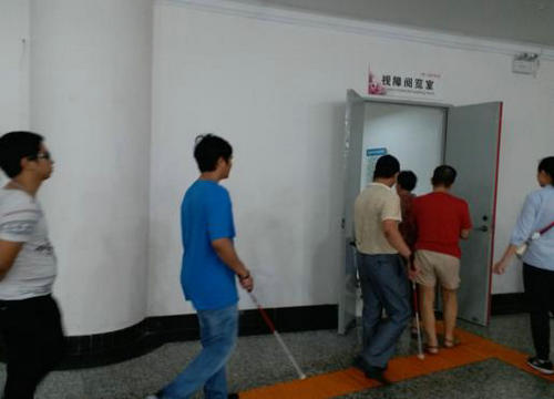 盲人定向行走训练及视障阅览在北海市图书馆举行