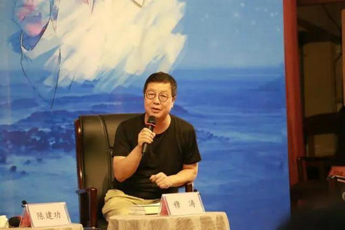 图为《美文》副主编穆涛谈对廖德全作品的总体印象  摄影：叶汝蓉.jpg
