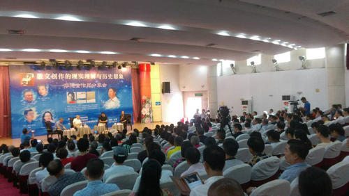 图为观众在认真聆听分享会  摄影：叶汝蓉.jpg