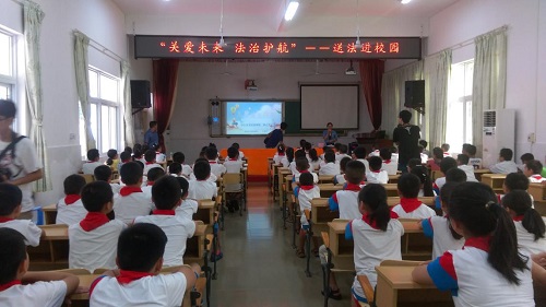 图为师生们在听王丽芳老师讲课  摄影：叶汝蓉.jpg