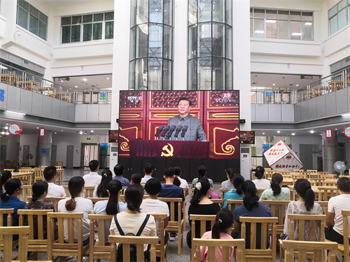 北海市图书馆全体干部职工与读者一起收看庆祝中国共产党成立100周年大会