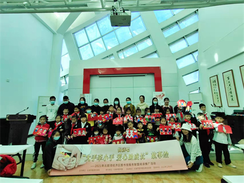 北海市图书馆开展“悦读吧”活动：“大手牵小手 爱心助成长”故事绘