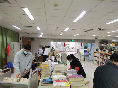 北海市图书馆图书流通部为新馆开放紧张准备中