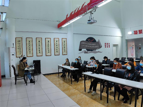 “创学习型组织 做知识型女性”——北海市图书馆开展女职工法律法规讲座