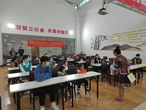 北海市图书馆开展“珠城书友会”悦读吧：民族团结故事绘