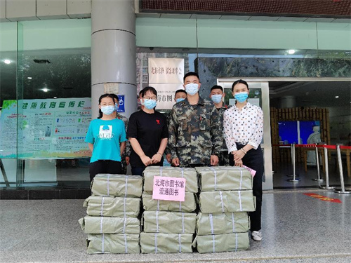 北海市图书馆为武警北海市支队机动中队图书流通点更新书籍