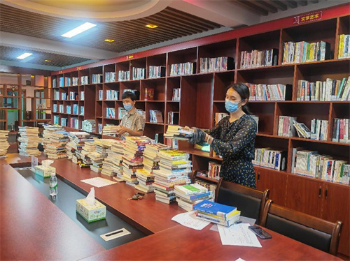 北海市图书馆对馆外图书流通点图书进行统筹调配