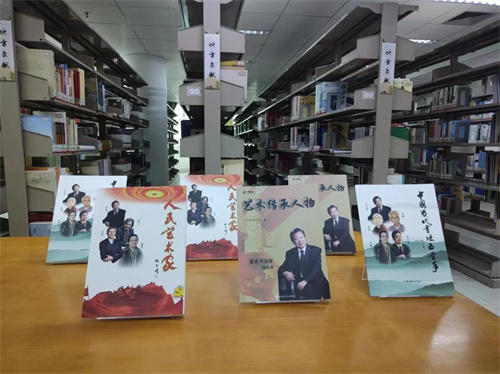原北海市副市长任玉岭先生向北海市图书馆再次捐赠一批珍贵文献