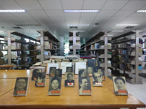 我市著名作家邱灼明先生再次向北海市图书馆捐赠一批珍贵书籍
