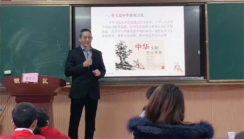 北海市旅游文体局原副局长胡钟生向北海市图书馆捐赠一批珍贵书籍