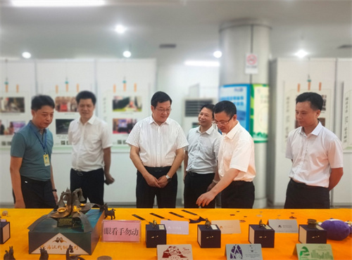 市委书记蔡锦军调研指导市图书馆工作