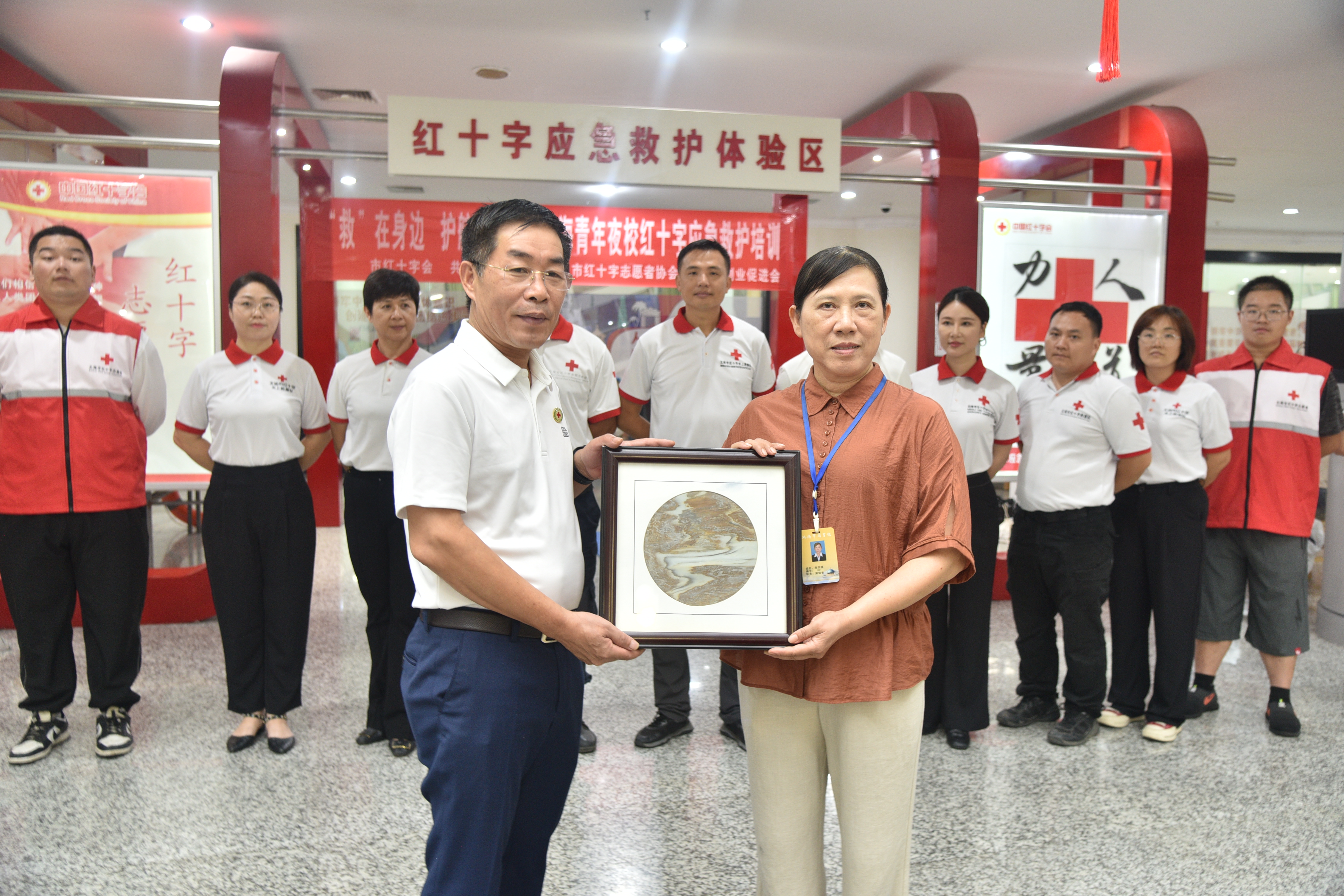 越南红十字代表团到北海市图书馆红十字应急救护体验区参观交流