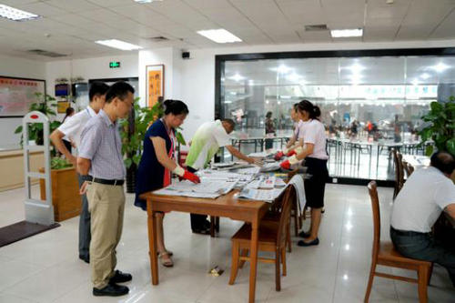 评估组在报刊阅览室进行实地核查 摄像:陈骁.jpg