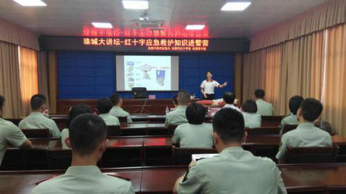 图为林怀珍老师在为官兵们讲解心肺复苏术 摄像:陈宏政.jpg