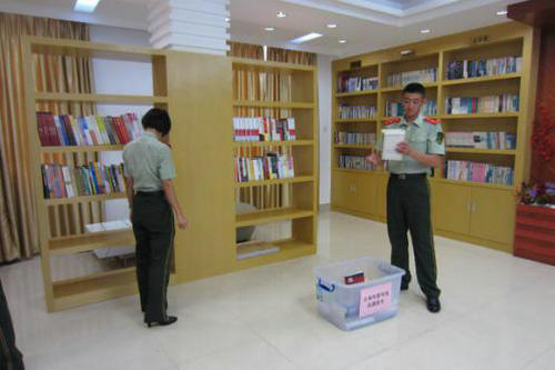 图为机场边检站官兵在上架流通图书 摄像:陈宏政.jpg