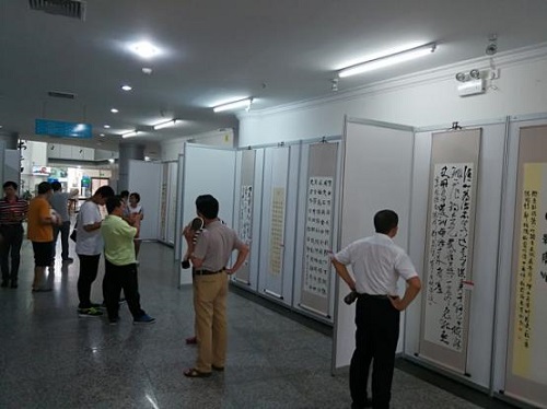 图为市民参观书画展  摄影：黄笑夏.jpg