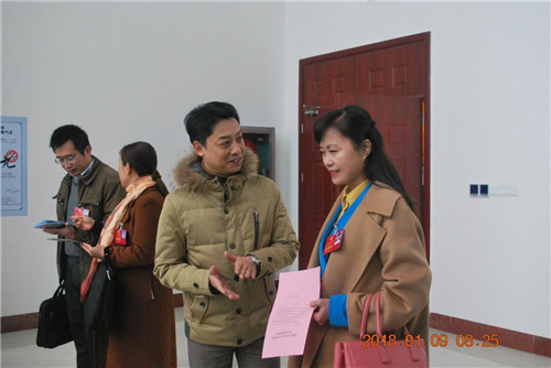 北海市图书馆走进“两会”开展信息服务