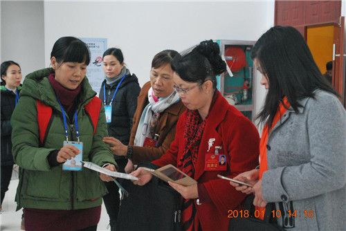 北海市图书馆“两会”信息服务进入第二天