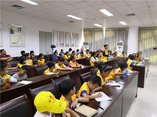 市图书馆举办“让文明花儿 朵朵绽放”小记者训练营写作培训