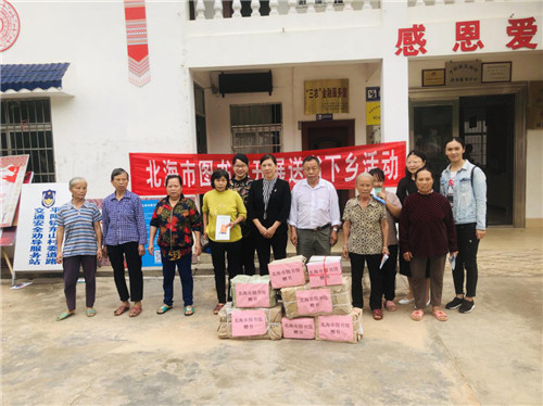 送书下乡 惠民暖心---市图书馆赴银海区平阳镇东山村开展系列活动