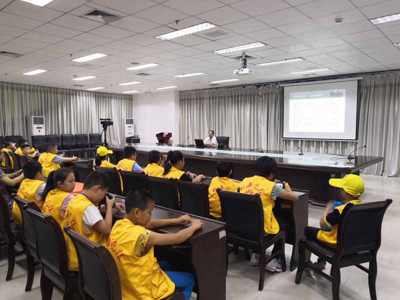 市图书馆举办小记者训练营——摄影讲座