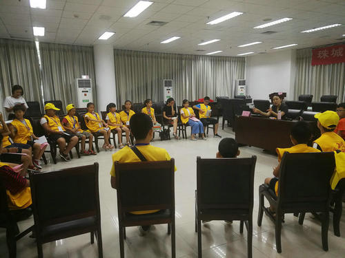 珠城大讲坛——法治公益学堂（未成年人专场）在北海市图书馆举办