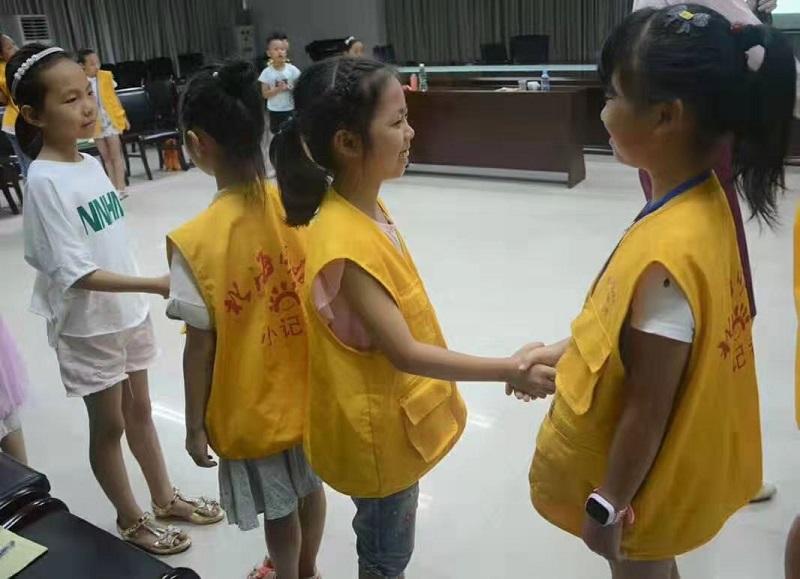 市图书馆举办小记者训练营——礼仪讲座