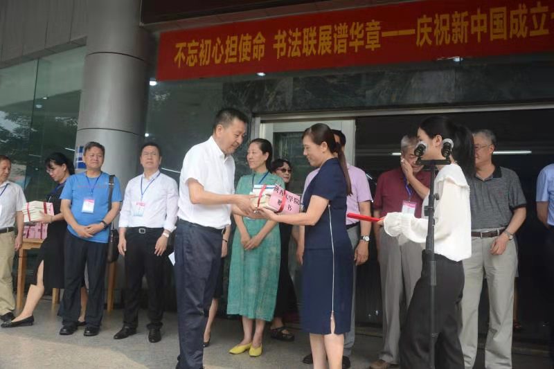 “不忘初心担使命,书法联展谱华章”—— 纪念建国七十周年北海·荣昌书法交流展在北海市图书馆举办