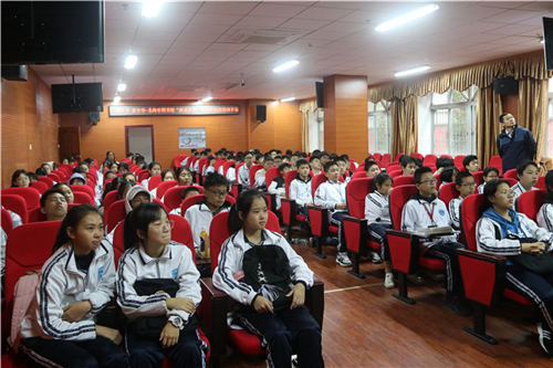 北海市图书馆走进一中开展“阅读北海”进校园活动