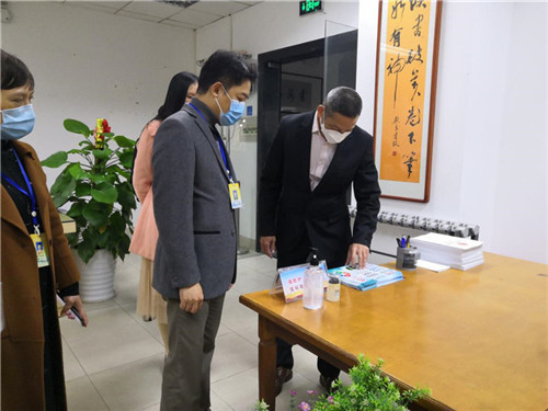  北海市旅游文体局副局长胡钟生指导市图书馆开馆工作