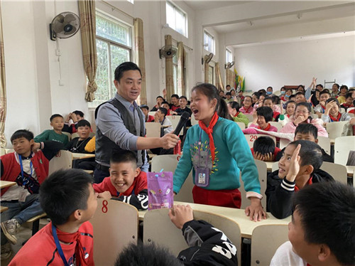 “与书为伴 快乐成长”活动走进银海区赤壁学校