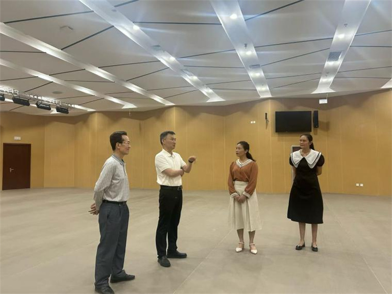 北海市副市长雷陈到市图书馆新馆考察调研
