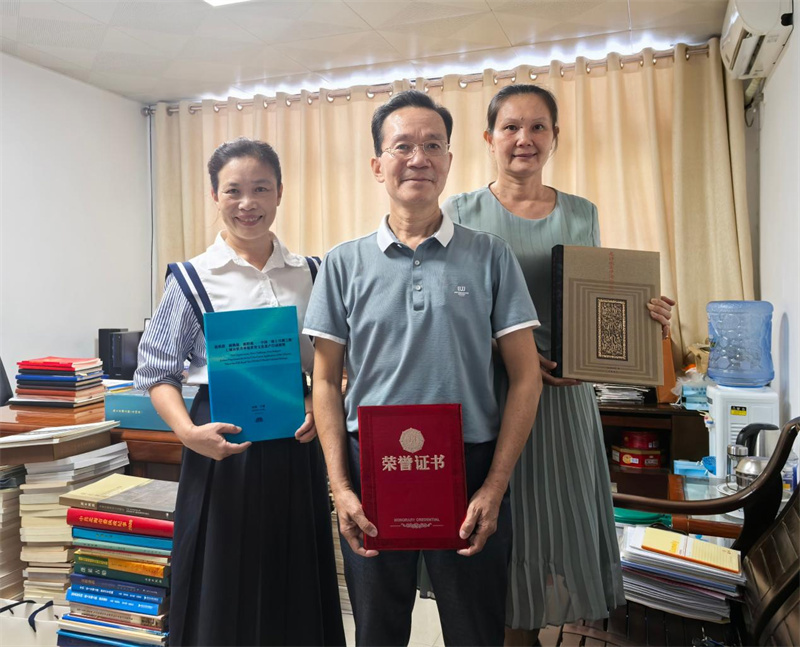原北海市旅游文体局三级调研员梁彦敏先生向北海市图书馆捐赠一批珍贵文化保护与海丝申遗文献