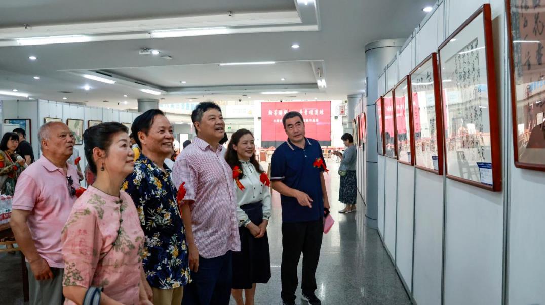 “翰墨铸同心・丹青颂团结”——北海市民族团结主题书画作品展在北海市图书馆开幕