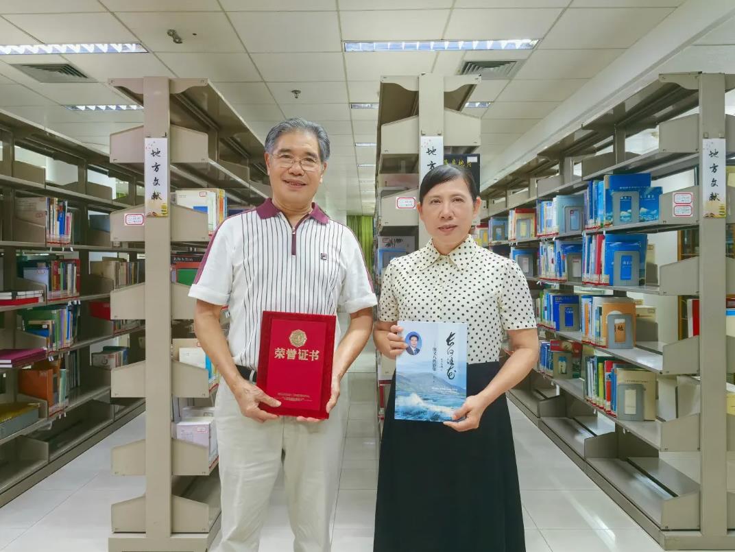 乡贤庞义教授向北海市图书馆捐赠个人影集