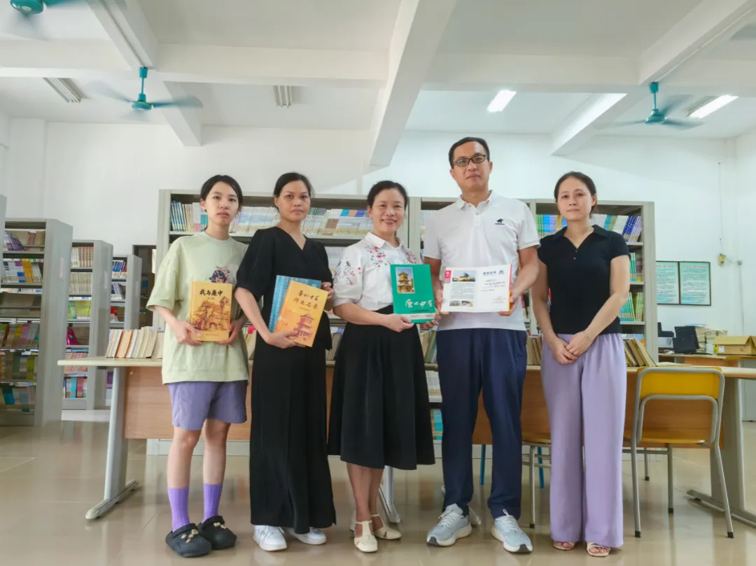 合浦廉州中学再次向北海市图书馆捐赠珍贵地方文献